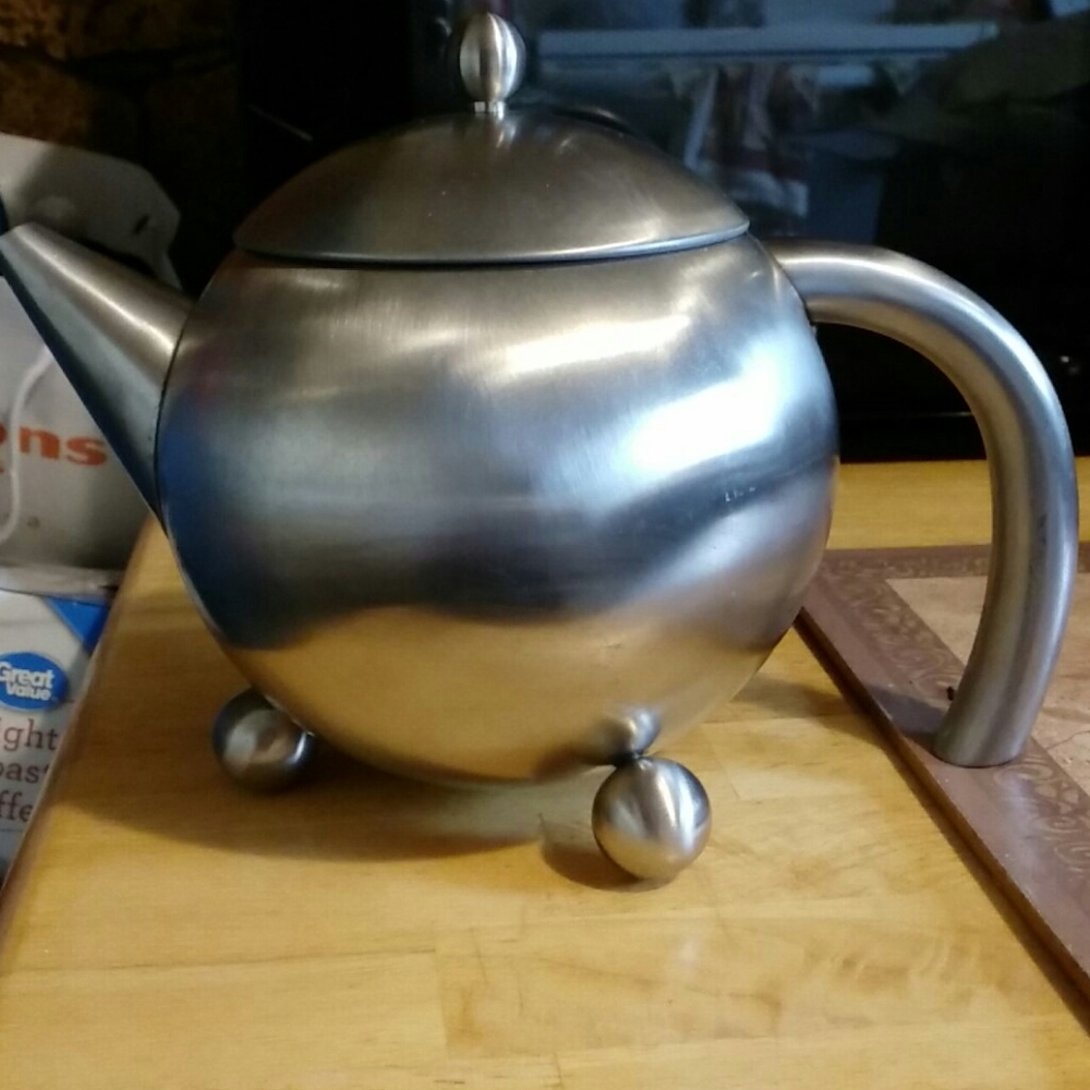 NWOT Teapot and basket for tea leaves